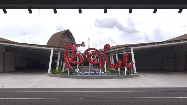 Pesawat Airfast alami kendala ketika mendarat di Bandara I Gusti Ngurah Rai Bali, Sabtu (8/3). Hal itu buat 7 penumpang dievakuasi.