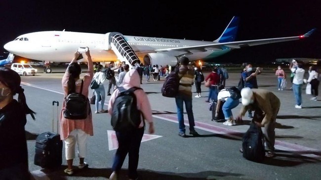 KBRI Colombo melakukan repatriasi 335 Pekerja Migran Indonesia (PMI) di Sri Lanka dan Maladewa menggunakan pesawat Garuda Indonesia yang mendarat di Tanah Air pada Jumat (24/4).