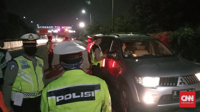 Check POint POlisi di GT Merak, Benten. (CNNindonesia/Yandhi)