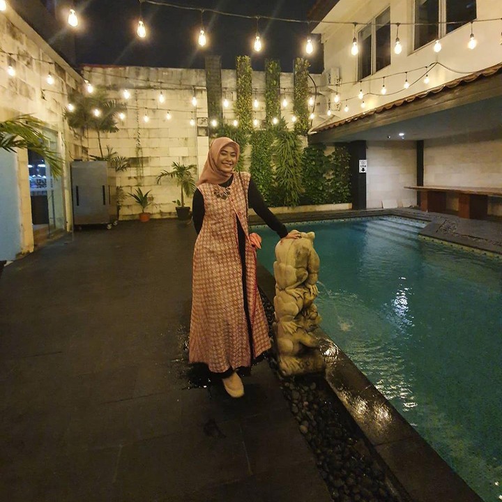 Begini gaya santai Betari Ayu saat hangout. HIjabnya senada dengan gaunnya yang panjang. (Foto: Instagram @betariayu22)