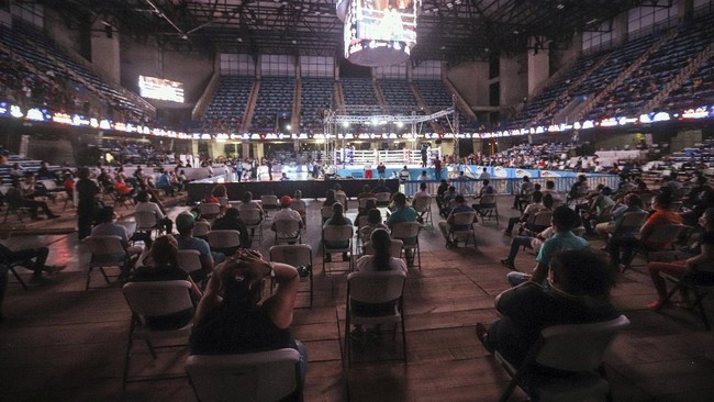 People watch a fight organized by Nicaraguan two-time world box champion Rosendo 