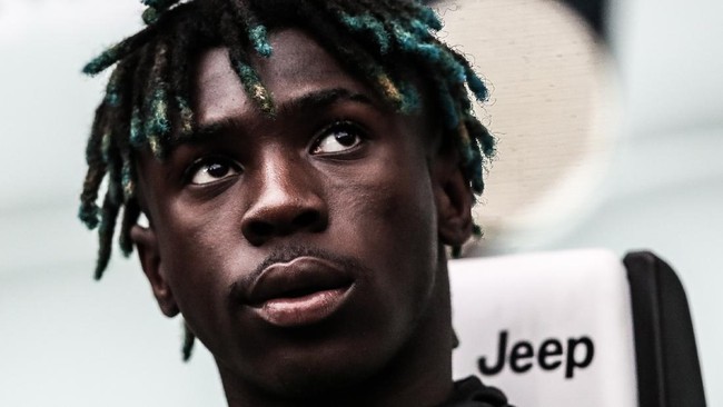 Juventus' Italian forward Moise Kean looks on from the substitutes' bench prior to the Italian Serie A football match Juventus vs AC Milan on April 6, 2019 at the Juventus stadium in Turin. (Photo by Isabella BONOTTO / AFP)