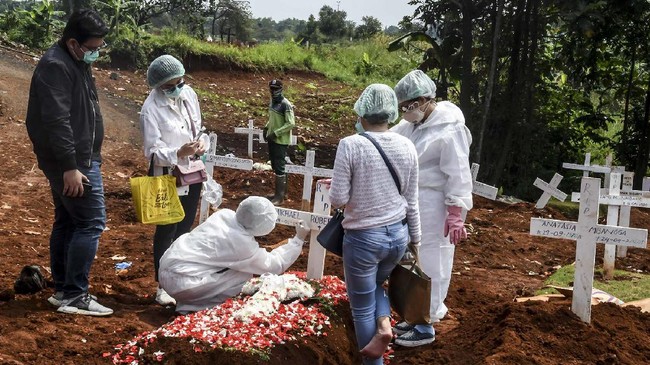Pemakaman jenazah kasus COVID-19 di TPU Pondok Ranggon, Jakarta, Minggu (26/4/2020). Gubernur DKI Jakarta Anies Baswedan mengatakan, selama penerapan Pembatasan Sosial Berskala Besar (PSBB) sejak 10-23 April 2020, tren pemakaman yang menggunakan prosedur tetap (protap) COVID-19 cenderung menurun, dimana sebelumnya mencapai 50 orang yang meninggal per hari kini 40-30 orang per hari. ANTARA FOTO/Muhammad Adimaja/foc.