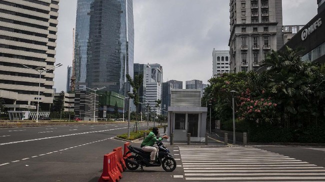 Ojek daring menunggu pesanan di kawasan gedung perkantoran Sudirman, Jakarta, Minggu (26/4/2020). Dinas Tenaga Kerja Transmigrasi dan Energi DKI Jakarta mencatat hingga Jumat 24 April 2020 terdapat 76 perusahaan di Ibu Kota yang ditutup sementara karena melanggar aturan Pembatasan Sosial Berskala Besar (PSBB). ANTARA FOTO/Dhemas Reviyanto/foc.