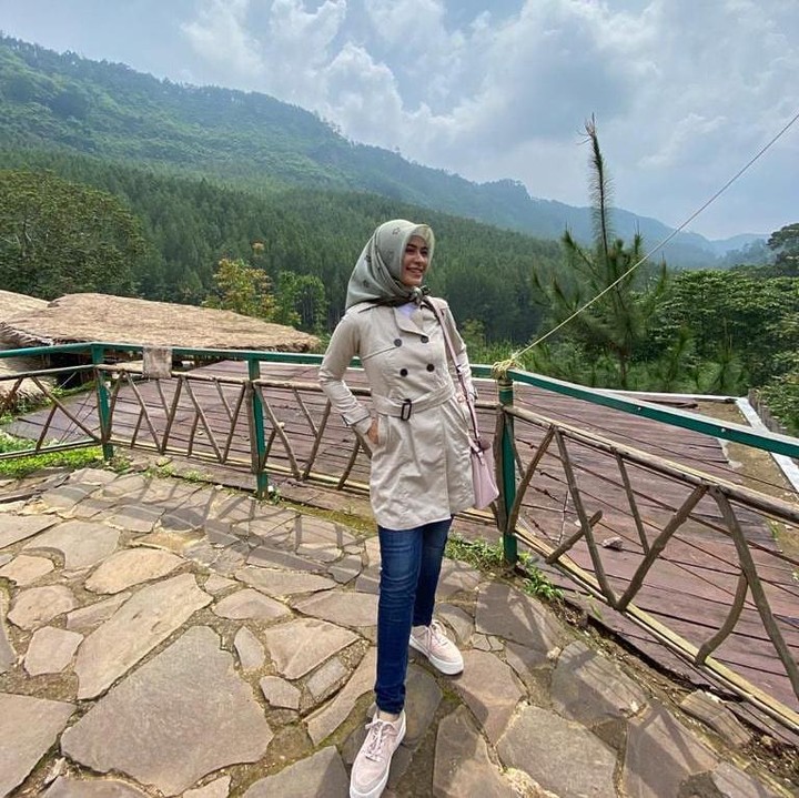 Artis cantik ini juga sering mengunggah foto dirinya saat traveling. Seperti foto yang satu ini, Betari Ayu berpose dengan latar pegunungan hijau. (Foto: Instagram @betariayu22)