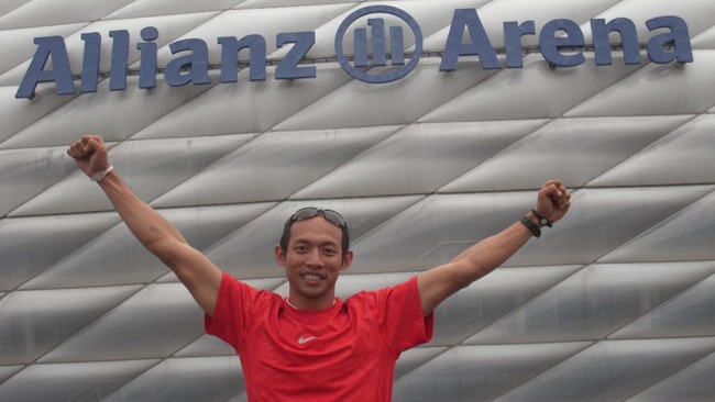 Suryo Agung Wibowo Saat berfoto di markas Bayern Munchen, Stadion Allianz Arena, Munich.