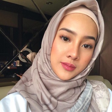 Biasa Seksi, Anya Geraldine Bermukena Disebut Ukhti oleh Pacar