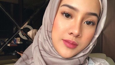 Biasa Seksi, Anya Geraldine Bermukena Disebut Ukhti oleh Pacar