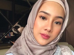 Anya Geraldine Unggah Foto Berhijab, Adem Lihatnya!