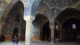 Iran Buka Lagi Masjid Selama 2 Jam saat Malam Lailatul Qadar