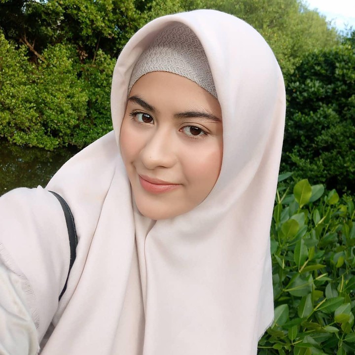 Dia selalu tampil cantik dengan menggunakan hijab. (Foto: Instagram @betariayu22)