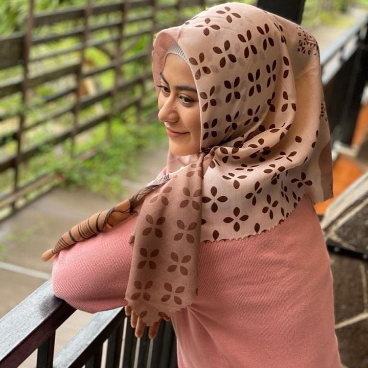 Sosoknya populer lewat sinetron Tuhan Ada di Mana-mana. Debutnya di tahun 2017 itu segera melambungkan namanya di jagat sinetron Indonesia. (Foto: Instagram @betariayu22)