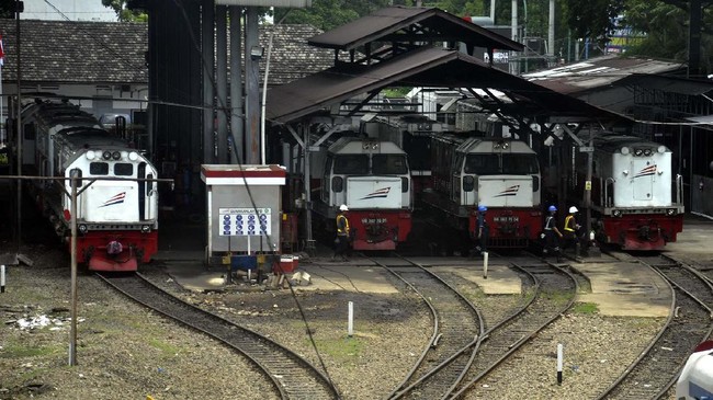 Sejumlah lokomotif berada di depo Stasiun Besar Medan, Sumatera Utara, Minggu (26/4/2020). PT Kereta Api Indonesia Divisi Regional (Divre) I Sumut menghentikan semua perjalanan kereta api penumpang jarak menengah rute Medan-Binjai-Siantar-Tanjung Balai dan Rantau Prapat dan sebaliknya seiring imbauan tentang larangan mudik Lebaran guna mencegah penyebaran virus COVID-19. ANTARA FOTO/Septianda Perdana/foc.