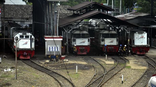HENTIKAN SEMUA PERJALANAN KA MUDIK Sejumlah lokomotif berada di depo Stasiun Besar Medan, Sumatera Utara, Minggu (26/4/2020). PT Kereta Api Indonesia Divisi Regional (Divre) I Sumut menghentikan semua perjalanan kereta api penumpang jarak menengah rute Medan-Binjai-Siantar-Tanjung Balai dan Rantau Prapat dan sebaliknya seiring imbauan tentang larangan mudik Lebaran guna mencegah penyebaran virus COVID-19. ANTARA FOTO/Septianda Perdana/foc.