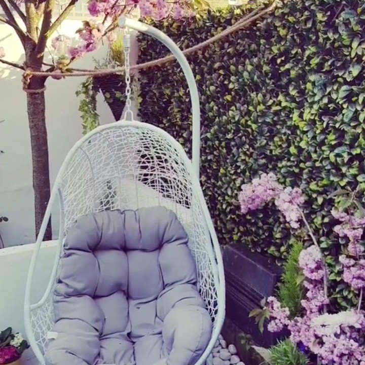 Angie 'Virgin' kerap mengunggah beberapa foto interior rumahnya. Kali ini Angie mengunggah taman yang berada di rumahnya di London, Inggris. (Foto: Instagram @angie_virgin)