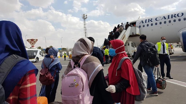 WNI di Mesir pulang ke tanah air dengan penerbangan khusus Air Cairo, Sabtu (25/4). (Dok. KBRI Kairo)