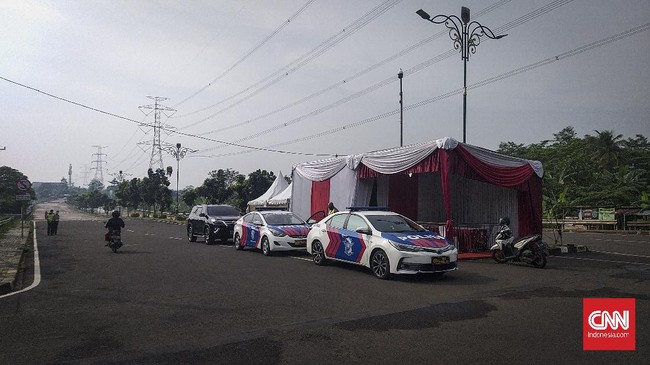 Pos Pengamanan Operasi Ketupat Jaya Tahun 2020 Cegah Covid-19 di Terminal Jatijajar, Depok, Senin (27/4).