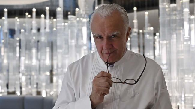 (FILES) In this file photograph taken on June 18, 2019, French chef Alain Ducasse poses during an interview with AFP at his restaurant Alain Ducasse at The Morpheus Hotel in Macau. - French superstar chef Alain Ducasse insists that it is safer to eat in restaurants than at home during the coronavirus epidemic. With restaurants shuttered by lockdowns across the world, Ducasse claimed that it was far riskier to shop and cook at home. "It's better to eat in a restaurant that takes all the precautions than at home where you have to go to your little local supermarket where people are bumping into each other, touching the fruit and not everybody is wearing masks," he told AFP. (Photo by Hector RETAMAL / AFP)