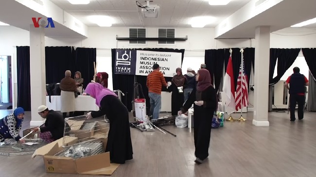 Jejak Diaspora Muslim - Jemaah IMAAM Center Bersihkan Masjid Sambut Ramadhan