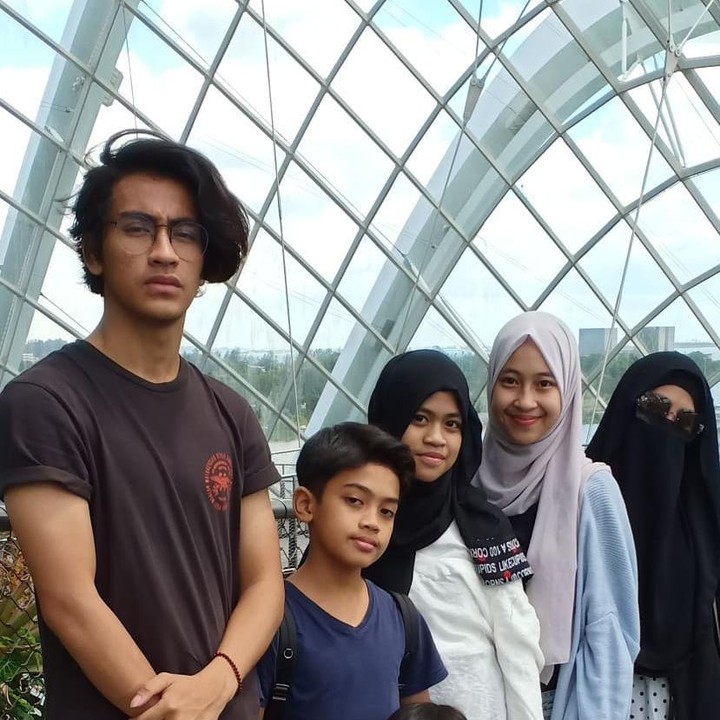 <p>Sejak meninggalnya Uje, Ummi Pipik mengurus empat anak sendirian. Meski sempat diisukan menikah lagi dengan seorang musisi, Ummi Pipik terlihat selalu bersama keempat anak-anaknya di media sosial. (Foto: Instagram @_ummi_pipik)</p>