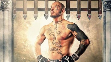img-title Bertato Salib di Dada, Petarung MMA Masuk Islam