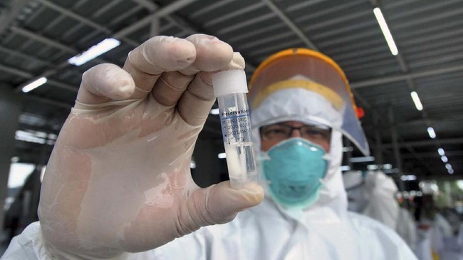 Petugas medis menunjukkan hasil sampel saat tes swab di Stasiun Bogor, Jawa Barat, Senin (27/4/2020). PT KCI bersama Dirjen Perkeretaapian Kemenhub, Dishub dan Labkesda Provinsi Jawa Barat serta Dinkes Kota Bogor melakukan tes swab untuk 350 warga yang terdiri dari petugas PT KCI dan penumpang KRL Commuter Line yang dilakukan secara massal dan random dengan mengumpulkan cairan atau sampel dari bagian belakang hidung dan tenggorokan sebagai salah satu metode untuk mendeteksi dan mencegah penyebaran virus Corona (COVID-19) di moda transportasi KRL Commuter Line. ANTARA FOTO/Arif Firmansyah/hp.