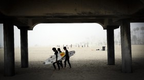FOTO: Bosan di Rumah, Warga California Datangi Pantai