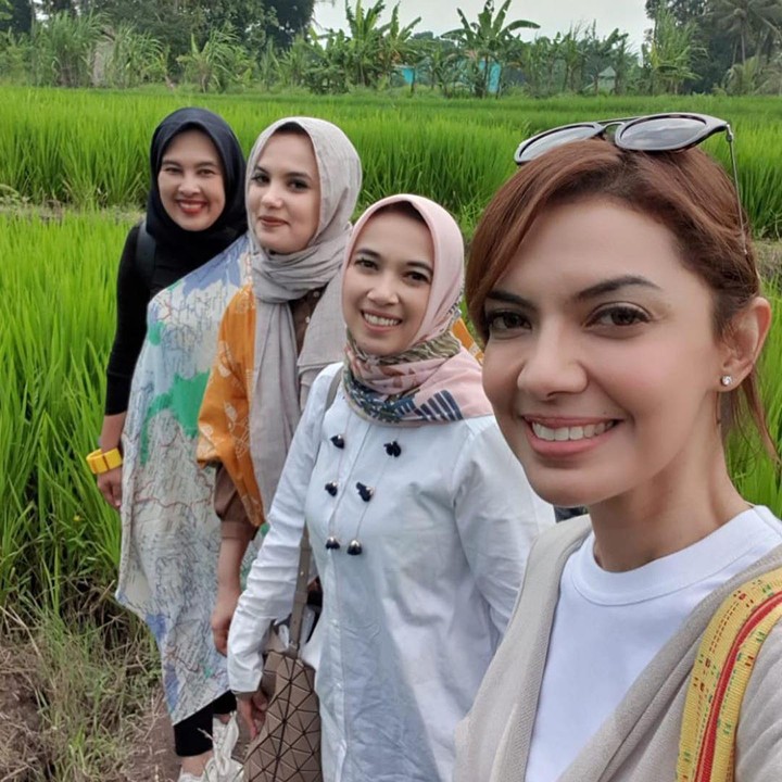 <p><em>Sister trip</em> ke Yogyakarta tanpa Sidah. Wah seru banget ya mereka menikmati alam hijau di tengah sawah, hingga kulineran selama di sana. (Foto: Instagram @nahlashihab)</p>