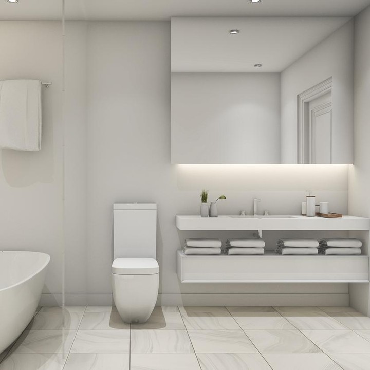 <p>Kunci menata kamar mandi dengan nuansa putih adalah menjaganya tetap bersih, Bunda. Jadi pastikan untuk selalu membersihkannya ya. (Foto: Getty Images/iStockphoto/dit26978)</p>