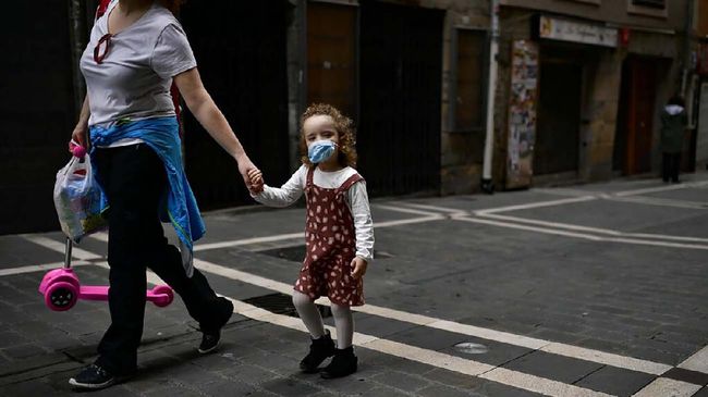 Orang tua disarankan mengajar anak untuk beradaptasi tanpa menakut-nakuti dengan menggunakan bahasa yang bisa dipahami.