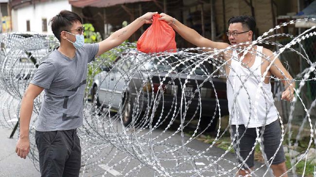Malaysia Perpanjang Pembatasan Sosial Hingga Akhir 2020 Malaysia memperpanjang pembatasan sosial berskala besar hingga akhir 2020 untuk mencegah penyebaran virus corona (Covid-19).