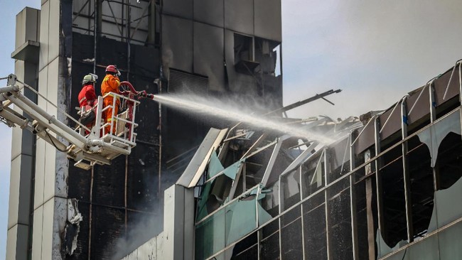 Petugas memadamkan api saat kebakaran di Gereja Basilea Christ Cathedral, Tangerang, Banten, Senin (27/4/2020). Kebakaran yang terjadi sekitar pukul 08.00 pagi tersebut diduga akibat korsleting listrik. ANTARA FOTO/Fauzan/hp.
