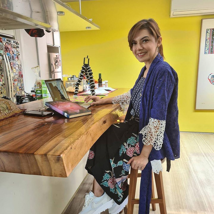 <p>Najwa Shihab. Siapa yang tak kenal wanita cantik dan smart satu ini? Najwa Shihab merupakan anak kedua yang dikenal sebagai presenter bernyali tinggi dalam mencecar narasumbernya. (Foto: Instagram @najwashihab)</p>