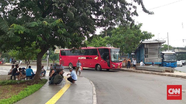Terminal bayangan di Pasar Rebo, Jakarta Timur kian sepi usai pelarangan mudik. Sepinya penumpang berdampak pada penghasilan para PKL.