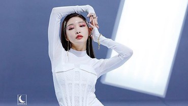 Lirik Lagu Stay Tonight - Chungha