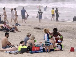 Tak Peduli Pandemi Corona, Warga AS Beramai-ramai Piknik ke Pantai
