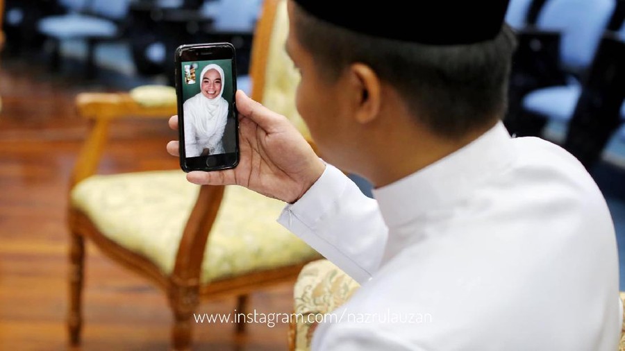 Pasangan pengantin petugas medis di Malaysia menikah online