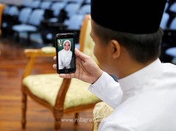 Pertamakalinya Pasangan Petugas Medis Menikah Online, Pengantin Berjauhan