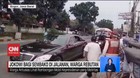 VIDEO: Jokowi Bagi Sembako di Jalanan, Warga Rebutan