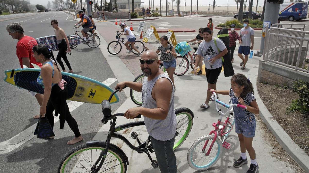 FOTO: Bosan di Rumah, Warga California Datangi Pantai