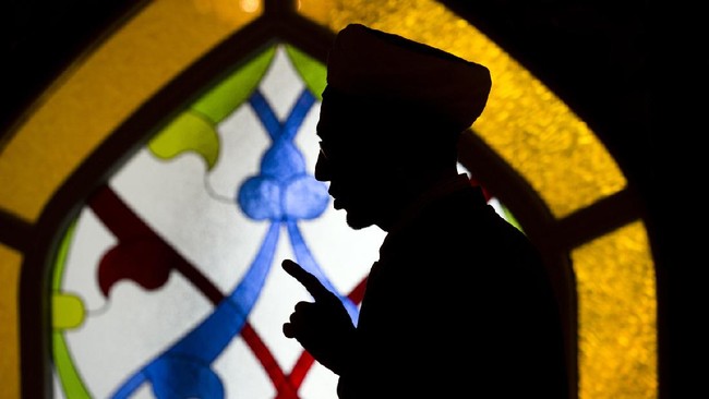 KPI melarang TV menampilkan pendakwah dari organisasi terlarang selama bulan Ramadan. Pendakwah harus sesuai standar MUI.