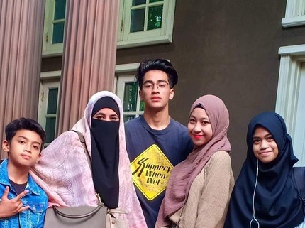Mengintip 7 Foto Terbaru Anak-anak Almarhum Uje yang Sudah Beranjak Remaja