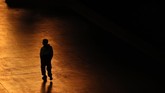 kosong dan sepi, cara las vegas bertahan hidup In this April 18, 2020, photo, person walks along the Las Vegas Strip devoid of the usual crowds as casinos and other business are shuttered due to the coronavirus outbreak in Las Vegas. (AP Photo/John Locher)