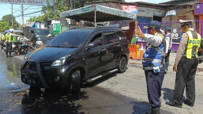 Polisi menyiapkan ratusan titik pos penyekatan yang tersebar di delapan provinsi untuk menahan laju mudik Lebaran yang resmi dilarang.
