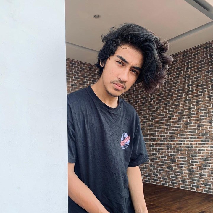 <p>Abidzar yang saat ini berusia 18 tahun mulai berkecimpung di dunia hiburan lho. Abidzar mulai menunjukkan bakat menyanyi seperti sang ayah. (Foto: Instagram @abidzar73)</p>