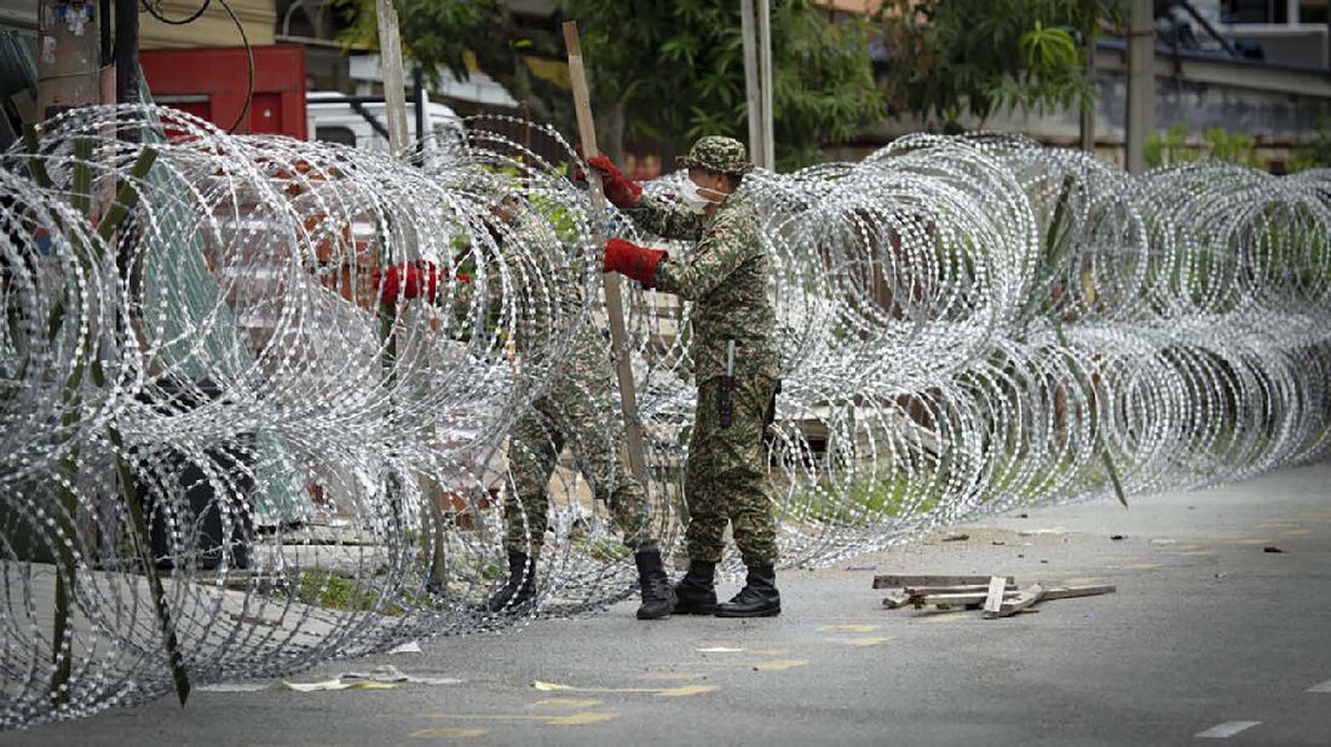 FOTO: Denyut Zona Merah Covid-19 Malaysia di Balik Kawat Duri