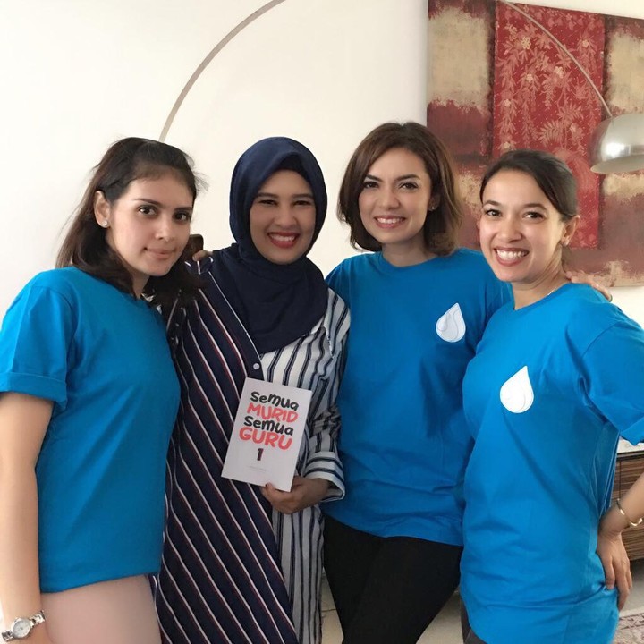 <p>Sidah Ahmad merupakan menantu di keluarga Shihab nih, Bun. Wajahnya tak kalah cantik dari saudara iparnya. Kali ini Sidah, Najwa, dan Nahla memberikan dukungan untuk Najeela yang sedang berulang tahun. (Foto: Instagram @nasywashihab)</p>