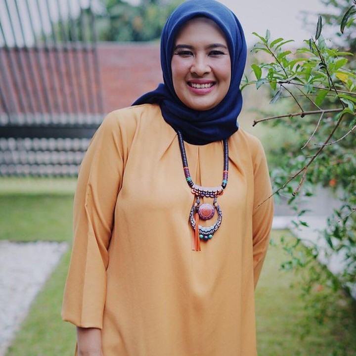 <p>Nama Najeela Shihab pasti sudah enggak asing di kalangan para Bunda. Anak pertama Quraish Shihab ini merupakan pendiri sekolah Cikal yang sekarang fokus mendirikan Semua Murid Semua Guru. (Foto: Instagram @najelaashihab)</p>