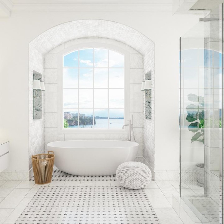 <p>Warna putih kerap dijadikan ciri rumah minimalis. Tak hanya membuat kamar mandi jadi tampak luas, namun juga terlihat bersih. (Foto: Getty Images/YinYang)  </p>