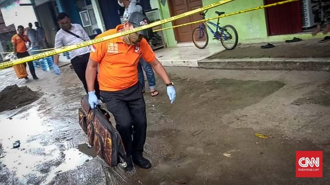 Tiga orang pelaku terduga terorisme ditangkap oleh Detasemen Khusus (Densus) 88 Anti Teror. Lokasi penangkapan di Kampung Jalumprit, RT 04 RW 01, Desa Waringin Kurung, Kecamatan Waringin Kurung, Kabupaten Serang, Banten, siang tadi, Senin 27 April 2020 sekitar pukul 11.00 wib.